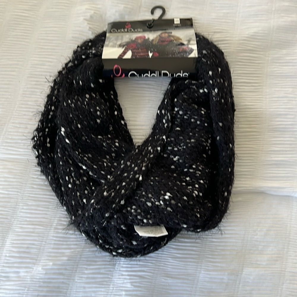 🆕 Cuddl Duds Black and White Women's Scarf